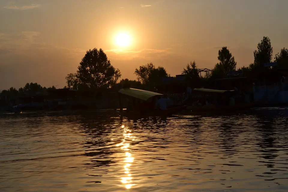 The sun going down over Dal Lake