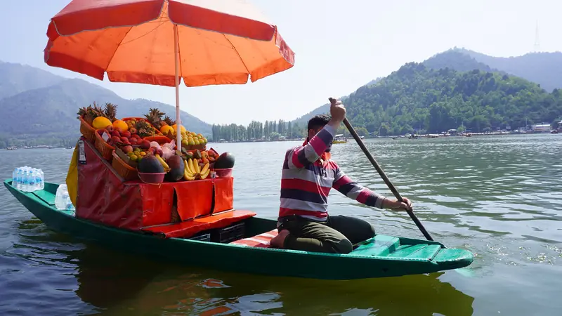 A fruit seller on the lake